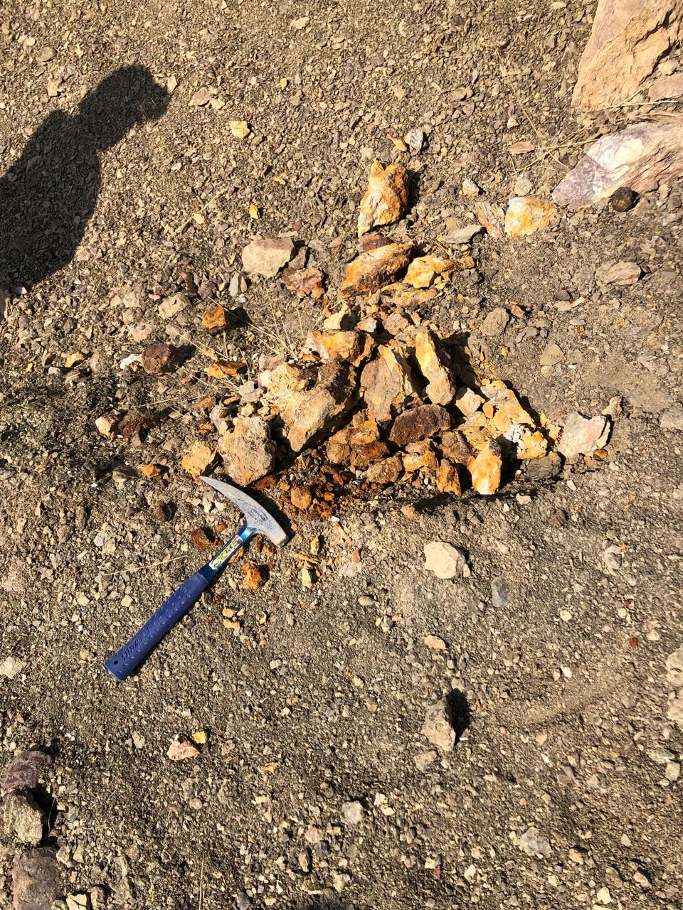 Rock samples with hammer